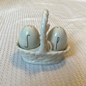 Rae Dunn  Easter salt   pepper holder